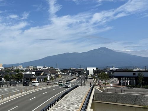 居住棟より見る鳥海山と秋の空、トンボ飛び交う