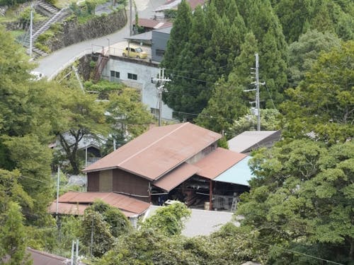 山をかき分けたような場所にお家がたくさん建っています。