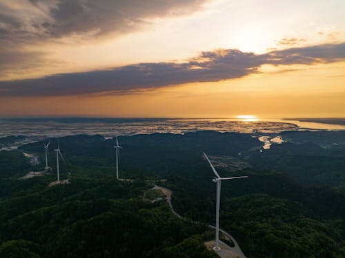中泊町の風車群と日本海・十三湖