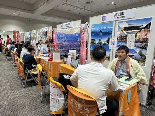 高岡市ブースでの、実際の相談対応の様子です