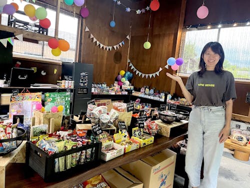 上田さんが経営する駄菓子屋さん