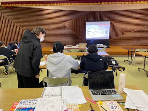 赴任1年目公営塾で教える様子(写真左)