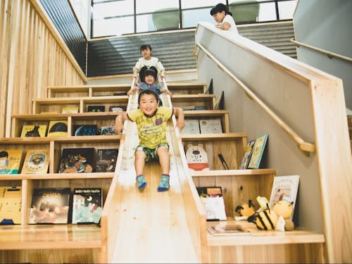 誰もがくつろぎ、交流できるようにつくられたKaterieの館内