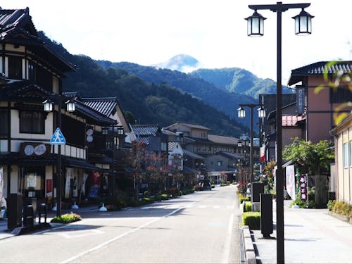 伝統工芸「山中漆器」の店などが並ぶ、ゆげ街道。