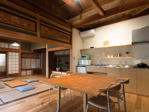 空家を改修したMETATE HOJOのキッチン