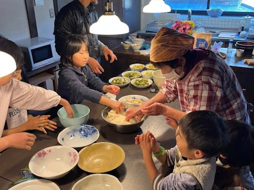 餅つき体験の後は地域のおばあちゃんと一緒に味付けを楽しもう
