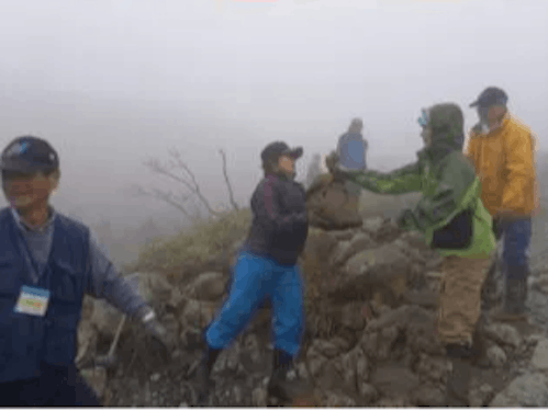 重い泥を運ぶ作業です