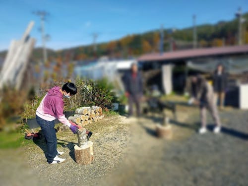 ピザづくりのためのまき割りも自分たちの手で行いました