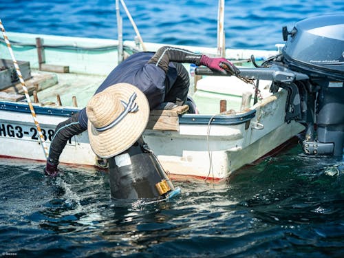 商売道具は船と箱メガネとヤス。道具は使いやすいように自分で手作り。