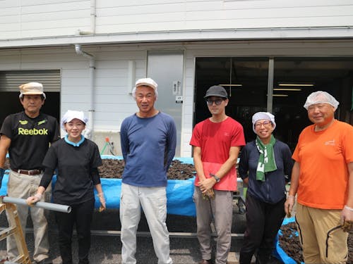 碁石茶を作る「ゆとりファーム」の皆さん