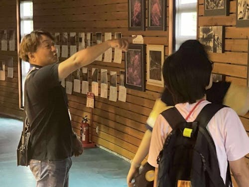 来訪者の興味を伺いながら村を案内する