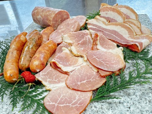 若桜町吉川地区にある「手作りハム工房つくしんぼ」のウインナー