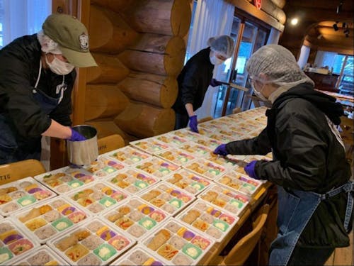 お弁当の仕込みはチームみんなで協力しながら!