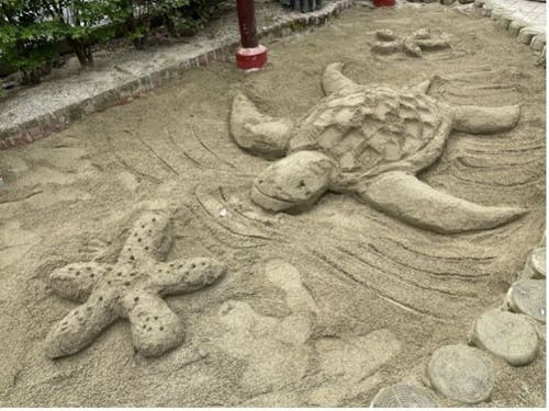 砂で作ったカメとヒトデ