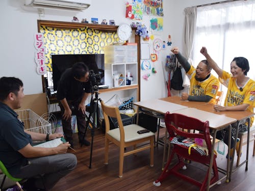 あまおうに魅せられて東京から移住した海老澤さんファミリーの取材風景