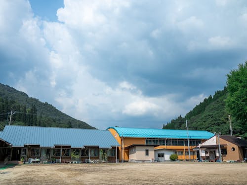 山と空に囲まれた不土野小学校の校舎