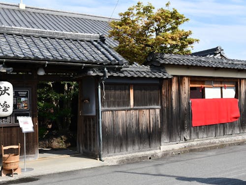 通り沿いに設えられた桟敷窓。ここから祭を眺めます。