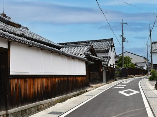 ベンガラの格子戸に白壁が美しい近江商人屋敷