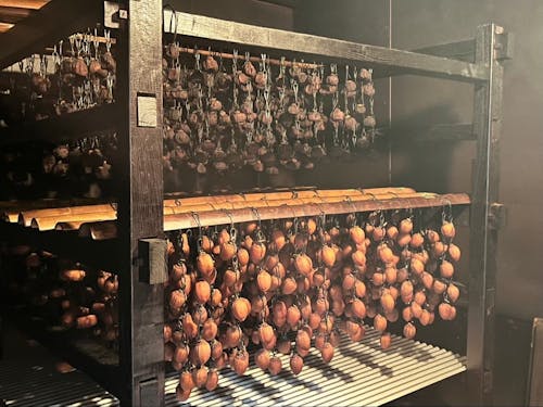 全国的にも珍しい、燻して作る干し柿です!