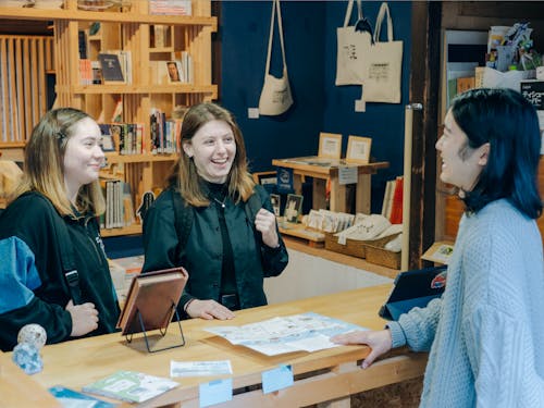 瀬戸内国際芸術祭では世界中から100万人以上の方が訪れます