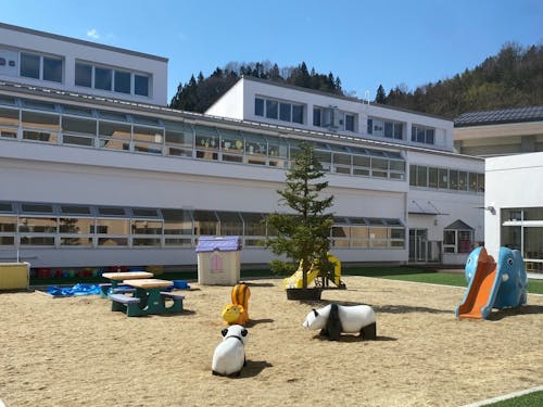 のびのび遊べる中庭が魅力のこども園