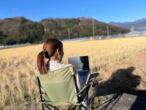 自然豊かな田んぼでのリモート会議