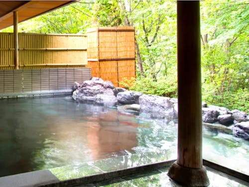 北アルプスの秘湯、中房より引湯した天然温泉。サウナや水風呂も完備。