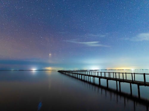 満天の星空の下、トドワラへ続く尾岱沼の遊歩道。夜の静寂に包まれた絶景スポット。