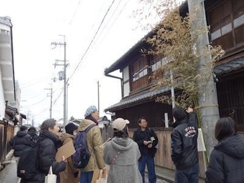 まち歩きの道中、まつりにまつわるものを見つけることができます