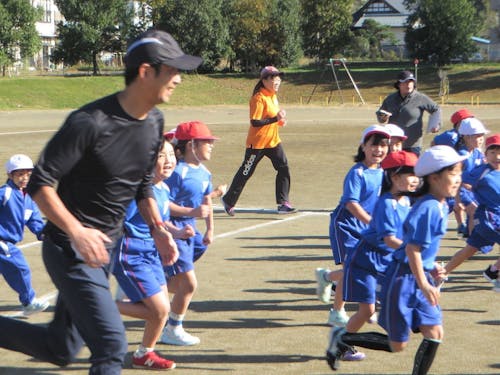 子どもたちに楽しく体の使い方を教えるマラソン練習教室を実施しています