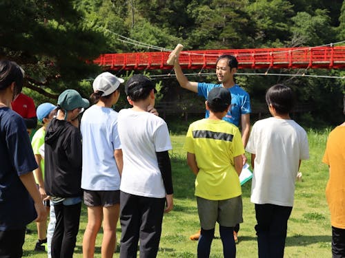 大自然のなかで子どもたちにスポーツを教えることができます