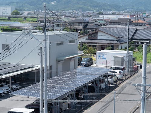 駐車場の「屋根」じゃなくてソーラーパネルなんです