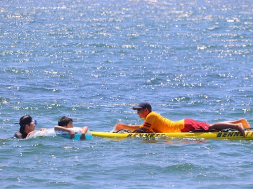 夏は海水浴場でライフセービングを行います。