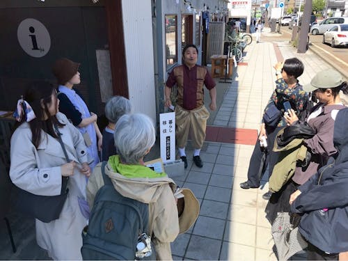 高岡のまちあるきイベントの様子。少しでも目立とうと、家にあったタイ民族衣装を着て