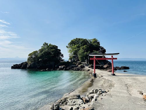 鹿屋市の菅原神社(荒平天神)。透き通る青い海と赤い鳥居のコントラストが美しい…!