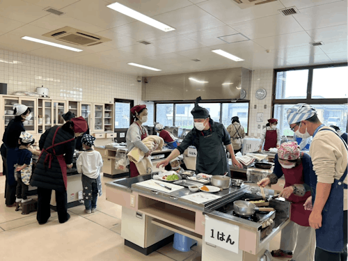 鹿屋での郷土料理教室の様子。「がね」は鹿児島伝統のかき揚げのような料理です