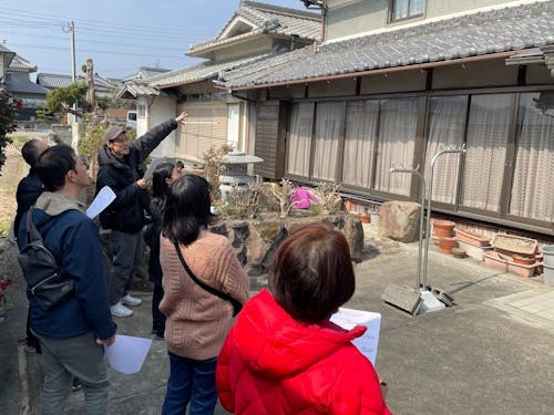 空き家の外観見学の様子