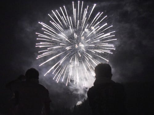 村の夏祭り、今年も大きな花火が打ち上がりました!