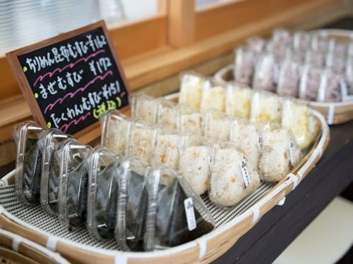 具材はできる限り地元産。手作業でほぐしたサケむすびはリピーターも　©くじらの髭