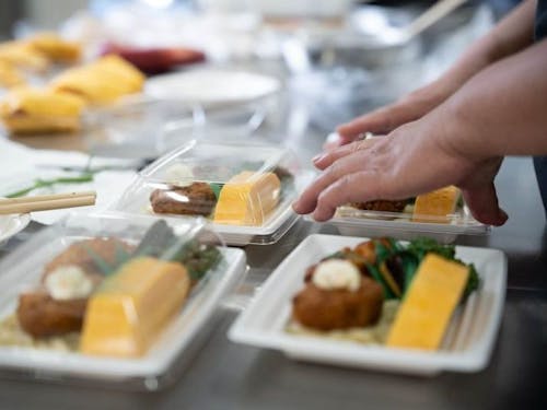 手作りのお惣菜。優しい味わいのだし巻き卵も人気 ©くじらの髭