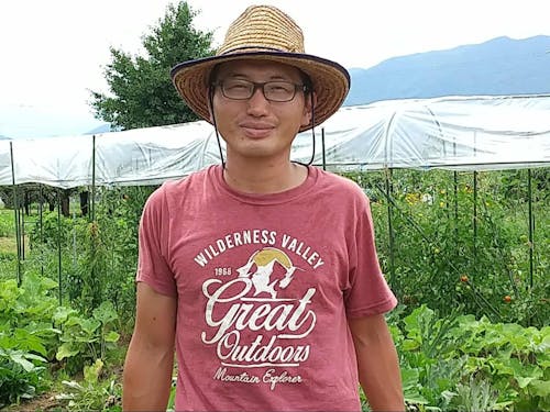 くわのみ農園の寅本芳郎さん。独学で自然栽培を勉強しています。