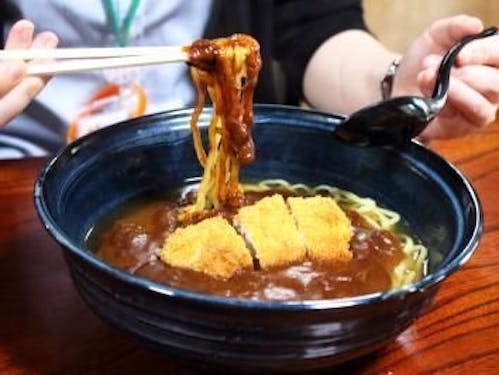 食堂おふくろの名物「カツカレーミックスラーメン」