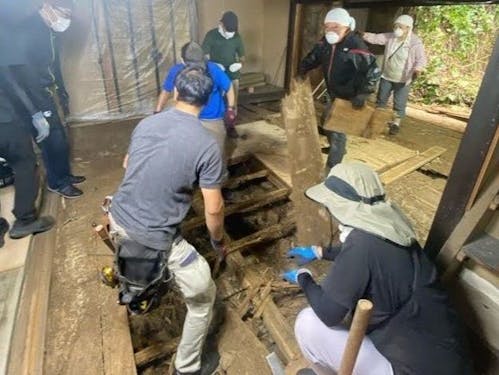 昨年度の様子（朽ちた床板の解体）