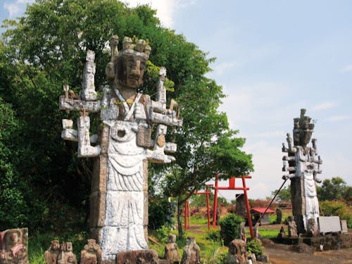 町を見下ろす台地にある特徴的な石像群、高鍋大師は町のシンボル。