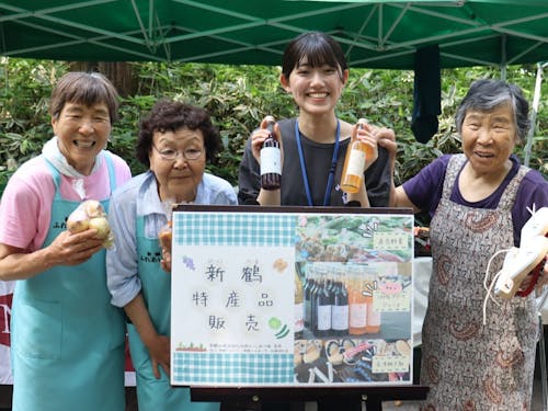 地域の方とイベントに出る協力隊員