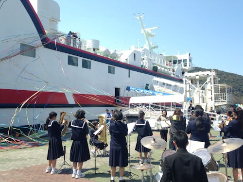 別れの季節。奈留港でのお見送り風景