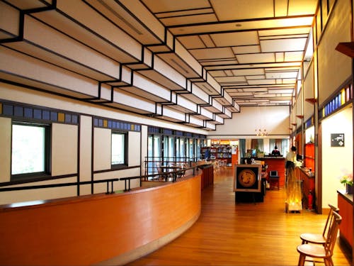 【石川県九谷焼美術館】2階のギャラリーカフェは、地元民も通う交流の場。