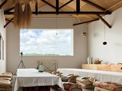 tenさんのお店と窓から見える景色