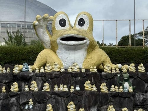 入り口ではたくさんのカエルがお出迎え!