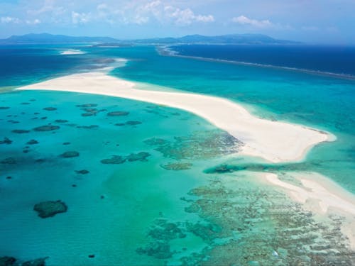 沖縄本島周辺離島より沖縄県島尻群久米島町(久米島)。写真はハテの浜。